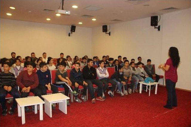 Halk Kütüphanesinde Çocuklara Seminer