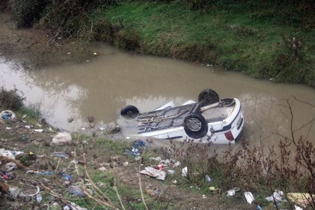 Otomobil Dereye U&ccedil;tu: 1 &Ouml;l&uuml;, 3 Yaralı