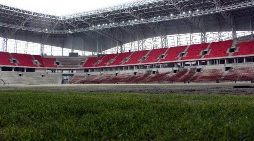 Samsun'un Yeni Stadına &Ccedil;im Serme Işlemi Başladı