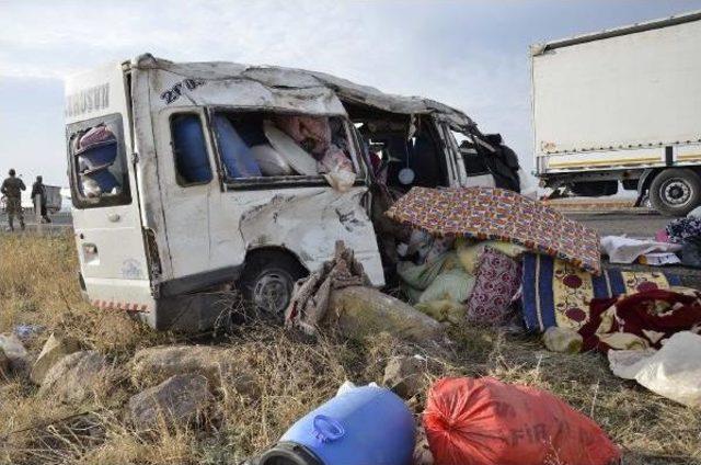 Tarım Işçilerini Taşıyan Minibüs Devrildi: 11 Yaralı