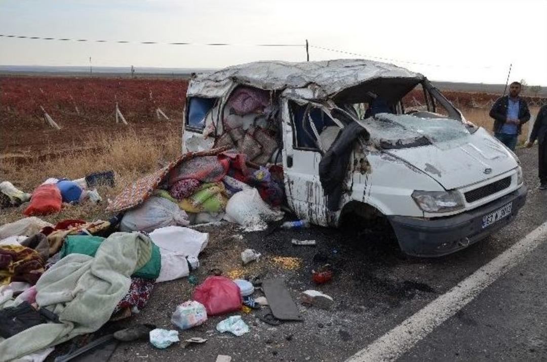 Mevsimlik İş&ccedil;ileri Taşıyan Minib&uuml;s Takla Attı: 11 Yaralı