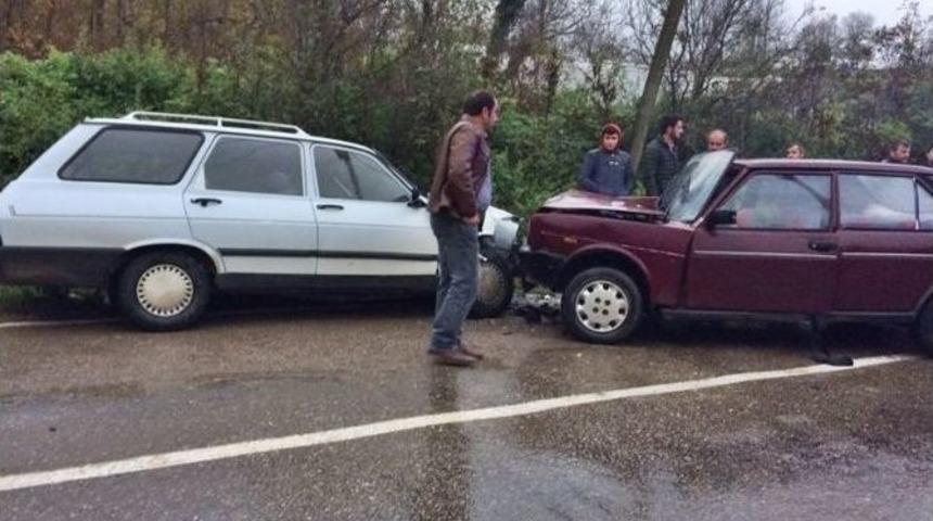 Bartın&rsquo;da İki Otomobil Kafa Kafaya &Ccedil;arpıştı