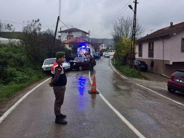 Bartın’da İki Otomobil Kafa Kafaya Çarpıştı