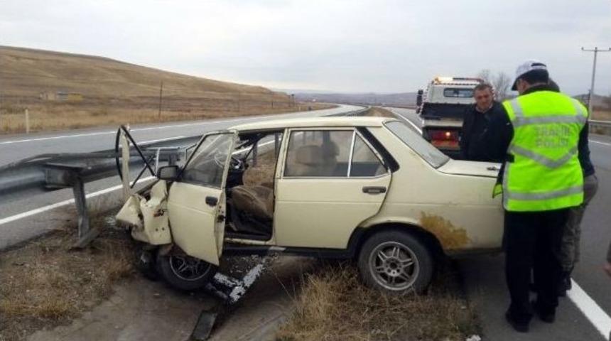 Kontrolden &Ccedil;ıkan Otomobil Ref&uuml;je &Ccedil;arptı: 1 Yaralı