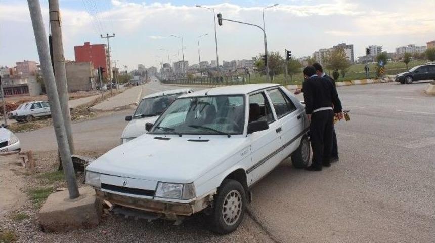 İki Otomobil &Ccedil;arpıştı: 3 Yaralı