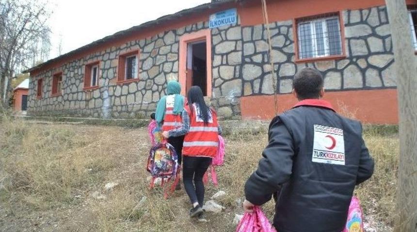 Kızılaydan Bitlisli &Ouml;ğrencilere Kırtasiye Yardımı