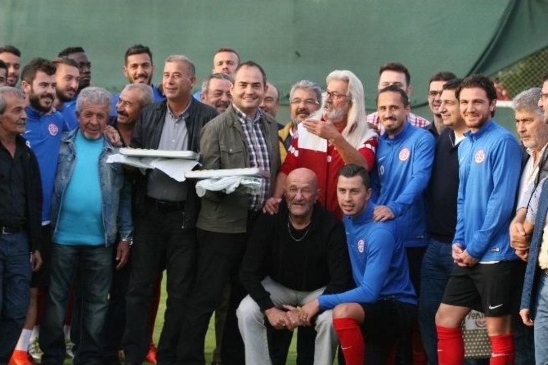 Sinema Oyuncusu Coşkun G&ouml;ğe&rsquo;nden Antalyaspor&rsquo;a Destek