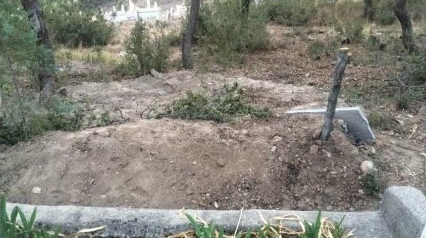 T&uuml;rkiye&rsquo;nin Y&uuml;zl&uuml; Nakli Yapılan İlk Kadını Son Yolculuğuna Uğurlandı