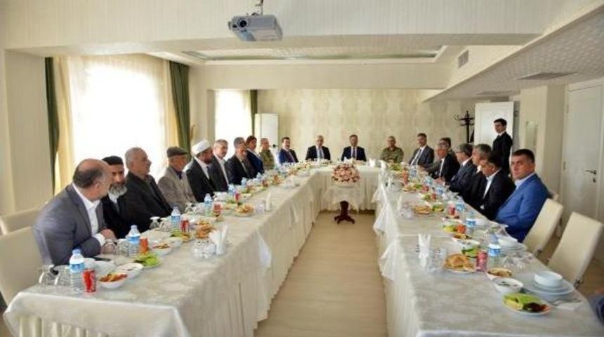 Vali Aksoy, Aşiret Liderleri Ile Yemekte Bir Araya Geldi