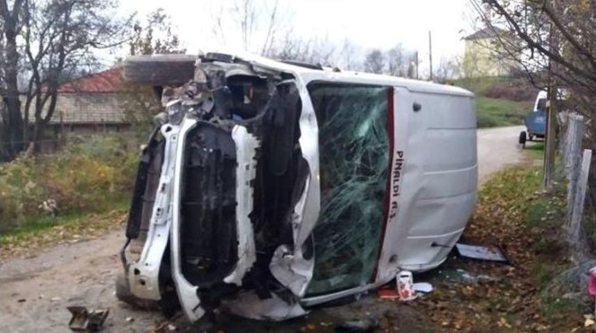 Bartın&rsquo;da Direğe &Ccedil;arpan Minib&uuml;s Devrildi: 1 Yaralı