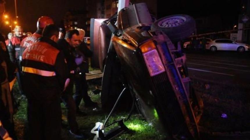 Otomobil Aydınlatma Direğine &Ccedil;arptı: 1 &Ouml;l&uuml;