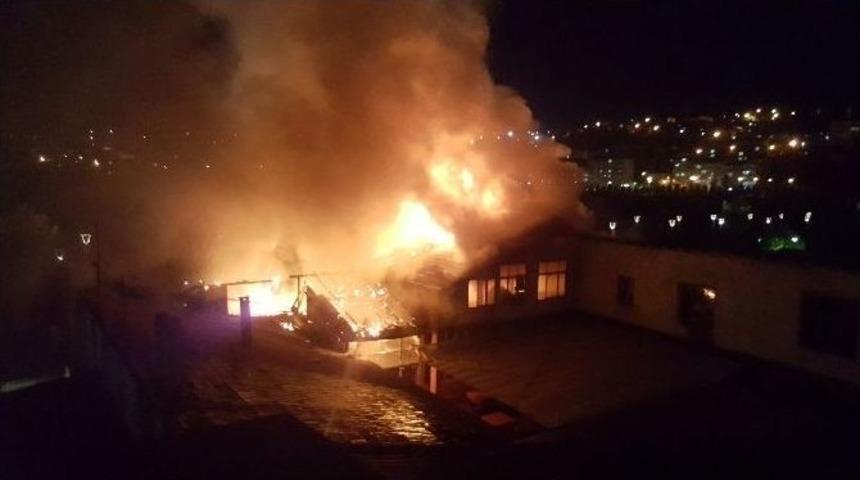 Lokanta &Ccedil;atısında Başlayan Yangında Bina K&uuml;le D&ouml;nd&uuml;