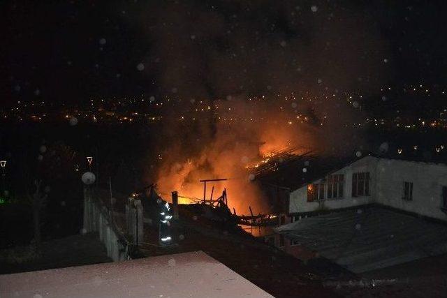 Lokanta Çatısında Başlayan Yangında Bina Küle Döndü