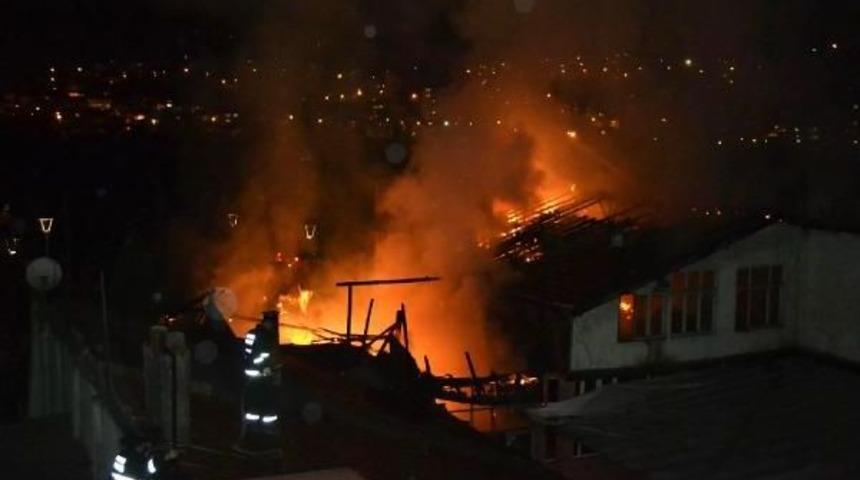 Karab&uuml;k'te Iki Bina Yandı