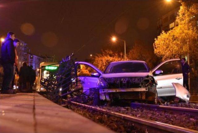 Otomobil, Tramvay Yoluna Uçtu: 2 Yaralı