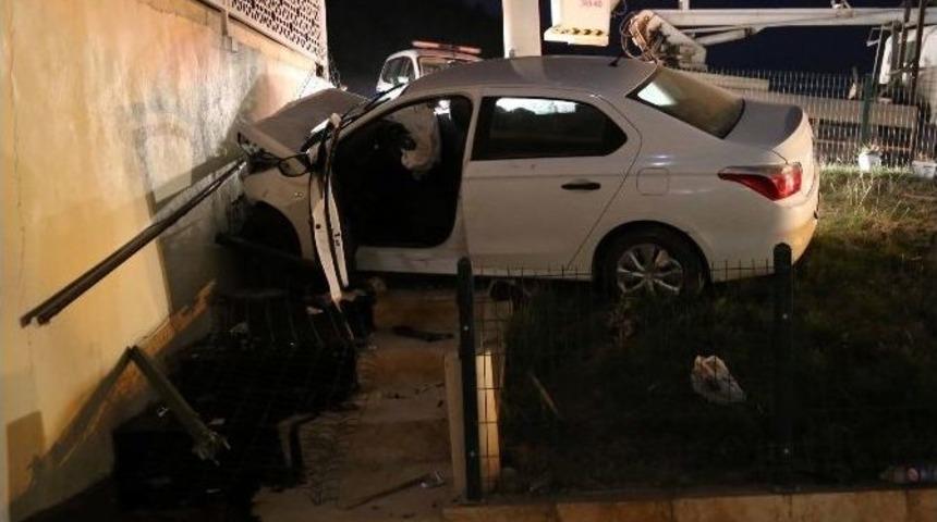 Kontrol&uuml; Kaybedilen Otomobil Cami Duvarına &Ccedil;arptı: 5 Yaralı