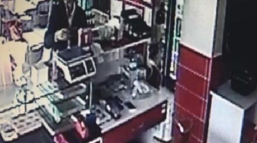 Sadaka Kutularını Çalan Hırsız Güvenlik Kamerasında