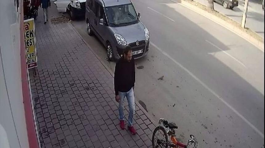 Hafif Ticari Aracı B&ouml;yle &Ccedil;aldı, Polisten Ka&ccedil;amadı