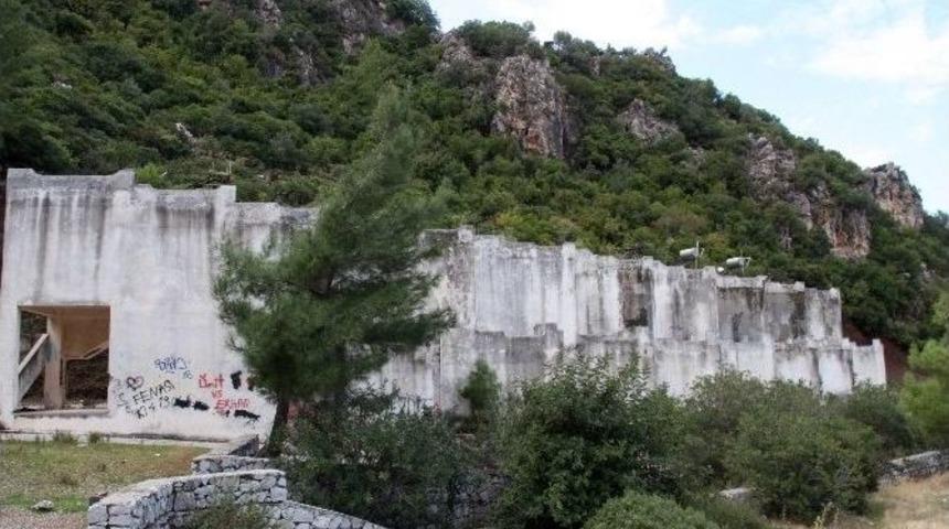 30 Milyon Dolarlık Cennet &Ccedil;&uuml;r&uuml;meye Terk Edildi