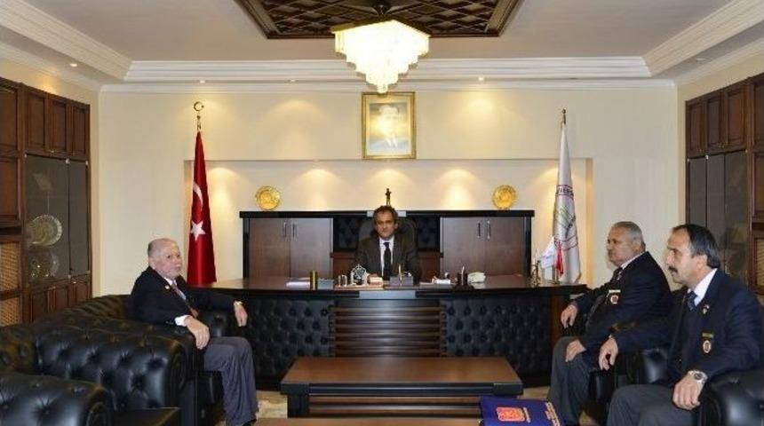 Gazilerden Rekt&ouml;r &Ouml;zer&rsquo;e Anlamlı Ziyaret