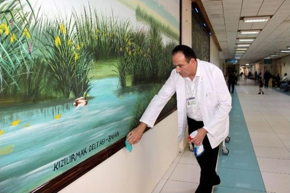 3 Dil Bilen Ressam Temizlik G&ouml;revlisi Olarak &Ccedil;alışıyor