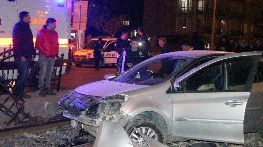 Otomobil Tramvay Hattına D&uuml;şt&uuml;: 1 Yaralı