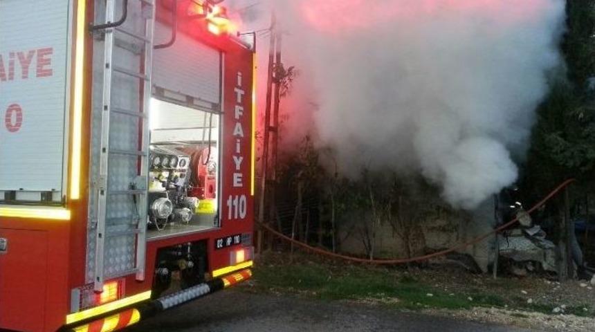 Adıyaman&rsquo;da Odunluk Yangını B&uuml;y&uuml;meden S&ouml;nd&uuml;r&uuml;ld&uuml;