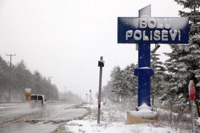 Bolu Dağı'nda Kar Ulaşımı Yavaşlattı