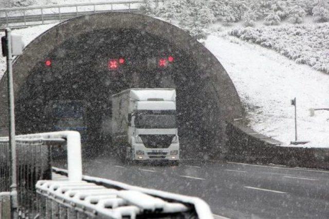 Bolu Dağı'nda Kar Ulaşımı Yavaşlattı