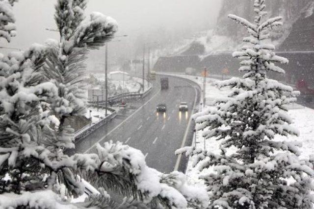 Bolu Dağı'nda Kar Ulaşımı Yavaşlattı