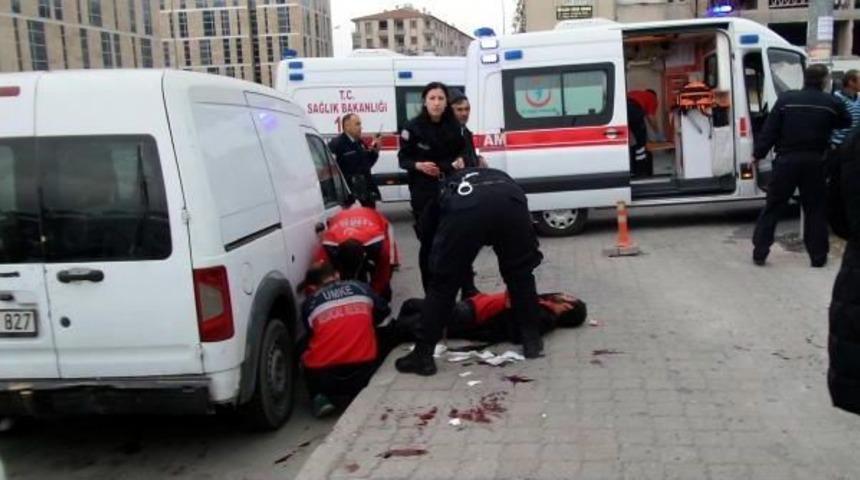 Kayseri Adliyesi &Ouml;n&uuml;nde Silahlı Ve Bı&ccedil;aklı Kavga: 2 Yaralı