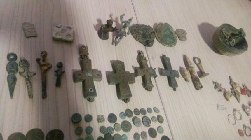 Otomobilin Gizli B&ouml;lmelerinde 1600 Par&ccedil;a Tarihi Eser Ele Ge&ccedil;irildi