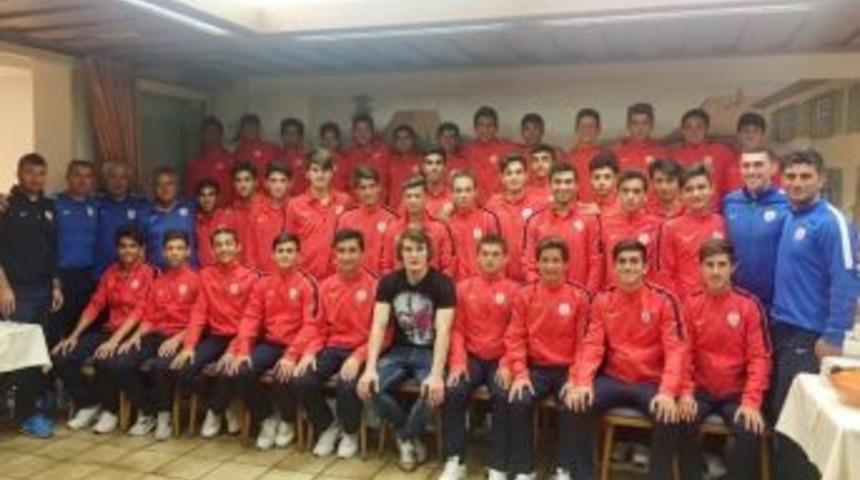 Gen&ccedil; Futbolculara &Ccedil;ağlar S&uuml;rprizi