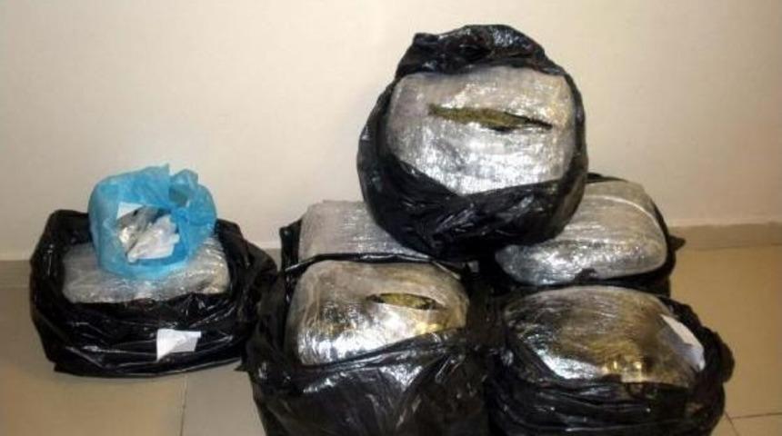 Polis Kontrol&uuml;nden Ka&ccedil;an Otomobilde 32 Kilo Esrar Ele Ge&ccedil;ti