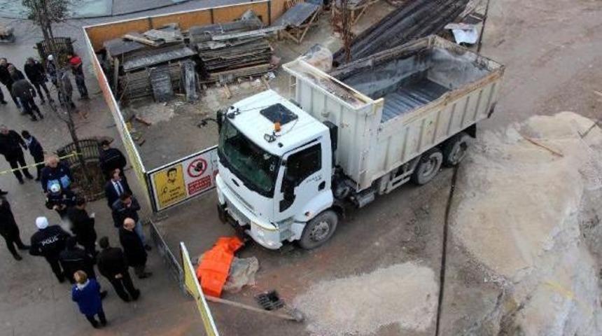 İnşaat &Ccedil;alışmalarını Izlerken Kamyon Altında &Ouml;ld&uuml;