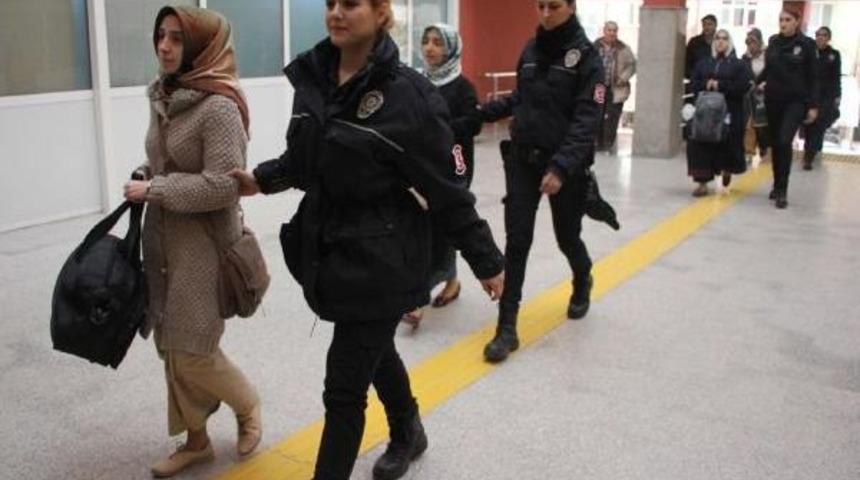 İzmit'te Fet&ouml; Ş&uuml;phelisi 5 Kadın &Ouml;ğretmen Adliyeye Sevk Edildi