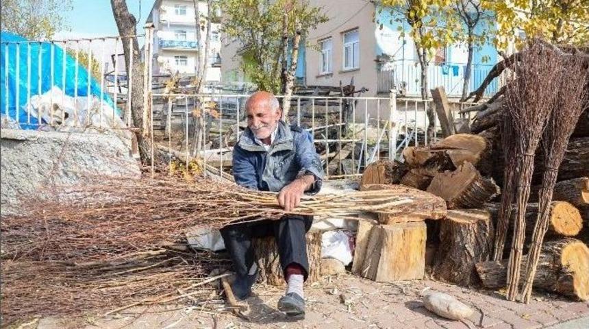 &Ccedil;alı S&uuml;p&uuml;rgesi Satarak &Uuml;&ccedil; &Ccedil;ocuğunu Okutuyor