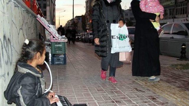 (özel Haber) Suriyeli Çocuk Melodika Çalarak Para Kazanıyor