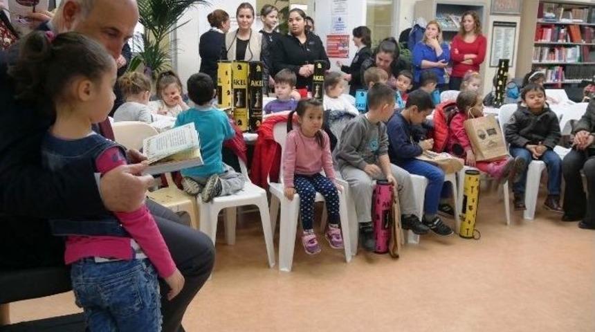 Başkan Akg&uuml;n, &Ccedil;ocuklara Kitap Okudu