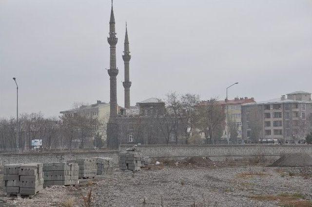 Kars Şehir Stadyumun Yapımı Yılan Hikayesine Döndü