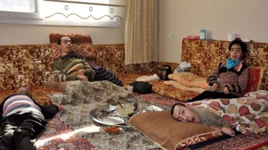 Suriyeli Aile, Kas Erimesi Hastası 4 &Ccedil;ocuklarıyla Yaşam Savaşı Veriyor