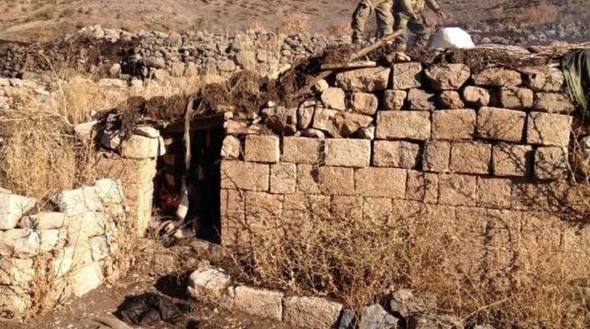 Hakkari Kırsalında Pkk'ya Ait Ka&ccedil;ak Sigaralar Yakalandı