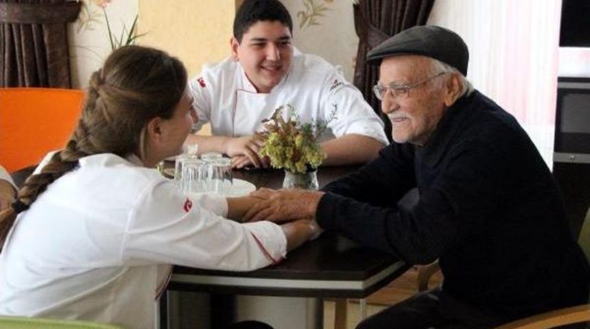 Aş&ccedil;ılık &Ouml;ğrencilerinden Huzurevine Ziyaret