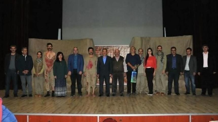 Akşehir&rsquo;de, &lsquo;karanfil Kokusu&rsquo; Tiyatro Oyunu Sahnelendi