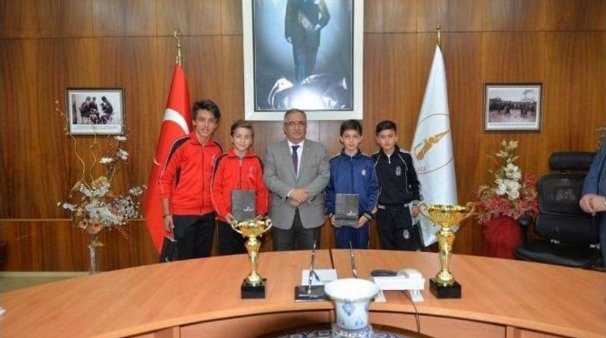 Vali&rsquo;den Şampiyonlara &Ouml;d&uuml;l