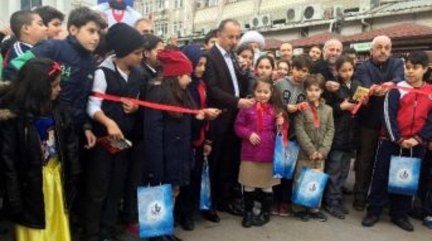 Minikler Kumbaralarındaki Son Kuruşa Kadar Kitap Aldı