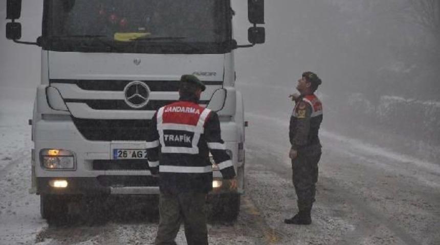 İnegöl’De Kar Yağışı Ulaşımı Olumsuz Etkiledi