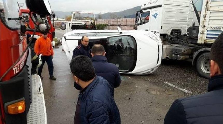 Kamyonun &Ccedil;arptığı Otomobil Devrildi: 2 Yaralı