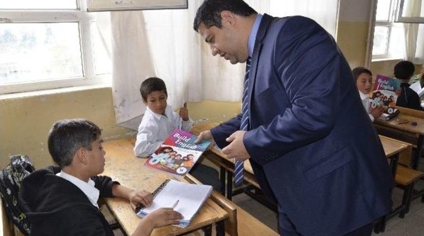 Siverek&rsquo;te &Ouml;ğrencilere 15 Bin İngilizce Kitabı Dağıtıldı