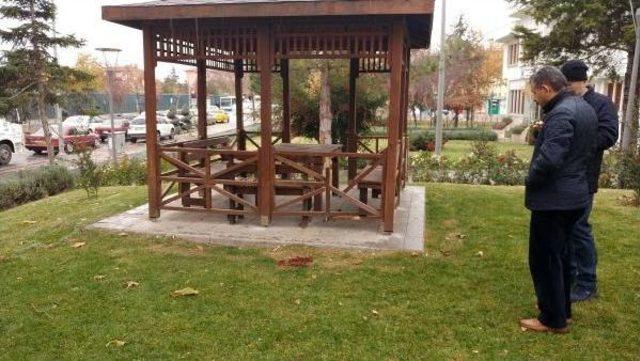 Parkta Sabah Yürüyüşü Yaparken Otomobil Altında Öldü(2)